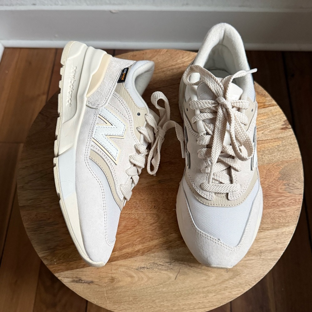 New Balance Unisex U997ROB Beige White NWOB Womens sz: 7.5/ Men’s 6